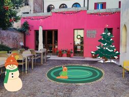 Veduta del cortile del Multispazio con decori natalizi